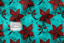 Laden Sie das Bild in den Galerie-Viewer, French Terry Monster Flowers 54450 A: Rote Monsterblüten auf Türkis
