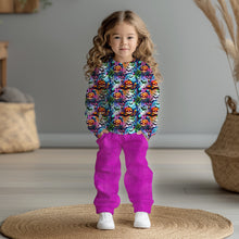 Laden Sie das Bild in den Galerie-Viewer, Nähinspiration: Kinder-Sweatshirt aus French Terry Neon Halloween, kombiniert mit pinker Hose
