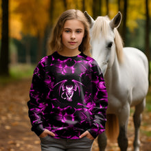 Laden Sie das Bild in den Galerie-Viewer, French Terry Panel Dragon Pink – Pinker Drache auf dunkler Felsoptik. Kleidungs-Mockup: Mädchen im Oberteil neben weißem Pferd.
