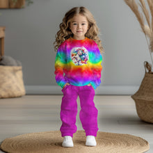 Laden Sie das Bild in den Galerie-Viewer, French Terry Panel Einhorn Regenbogentraum (FTP-54597-A) – Pullover-Mockup mit Einhornmotiv und pinker Hose als Nähinspiration.
