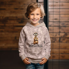 Laden Sie das Bild in den Galerie-Viewer, French Terry Panel Erdmännchen Frecher Spruch – Erdmännchen mit frechem Spruch auf Beige. Kleidungs-Mockup: Junge im Hoodie.
