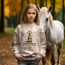 Laden Sie das Bild in den Galerie-Viewer, French Terry Panel Erdmännchen Frecher Spruch – Erdmännchen mit frechem Spruch auf Beige. Kleidungs-Mockup: Mädchen im Oberteil neben weißem Pferd.

