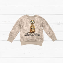Laden Sie das Bild in den Galerie-Viewer, French Terry Panel Erdmännchen Frecher Spruch – Erdmännchen mit frechem Spruch auf Beige. Kleidungs-Mockup: Flach ausgelegter Pullover.
