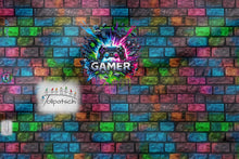 Laden Sie das Bild in den Galerie-Viewer, French Terry Panel Gamer Backstein – Gamer-Schriftzug vor bunter Ziegelwand. Panelübersicht.

