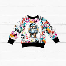 Laden Sie das Bild in den Galerie-Viewer, French Terry Panel Graffiti Pinguin Blau – Blauer Pinguin vor buntem Graffiti. Kleidungs-Mockup: Flach ausgelegter Pullover.
