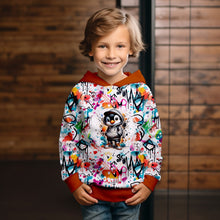 Laden Sie das Bild in den Galerie-Viewer, French Terry Panel Graffiti Pinguin Grau – Grauer Pinguin vor buntem Graffiti. Kleidungs-Mockup: Junge im Hoodie.
