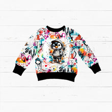 Laden Sie das Bild in den Galerie-Viewer, French Terry Panel Graffiti Pinguin Grau – Grauer Pinguin vor buntem Graffiti. Kleidungs-Mockup: Flach ausgelegter Pullover.
