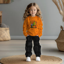 Laden Sie das Bild in den Galerie-Viewer, French Terry Panel Halloween Dieb – 54459 B – Halloweenmotiv auf Orange. Kleidungs-Mockup: Kleines Mädchen im Oberteil.
