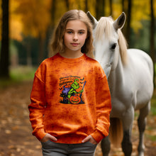 Laden Sie das Bild in den Galerie-Viewer, French Terry Panel Halloween Dieb – 54459 B – Halloweenmotiv auf Orange. Kleidungs-Mockup: Mädchen im Oberteil neben weißem Pferd.
