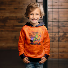 Laden Sie das Bild in den Galerie-Viewer, French Terry Panel Halloween Dieb – 54459 B – Halloweenmotiv auf Orange. Kleidungs-Mockup: Junge im Hoodie.
