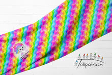 Laden Sie das Bild in den Galerie-Viewer, French Terry Panel Mein Einhorn sagt (FTP-54597-B) – Stoffansicht mit platziertem Einhornmotiv und Rainbow Waves-Hintergrund.
