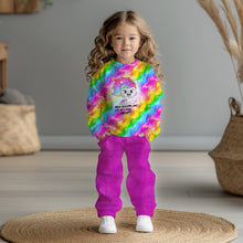 Laden Sie das Bild in den Galerie-Viewer, French Terry Panel Mein Einhorn sagt (FTP-54597-B) – Pullover-Mockup mit Einhornmotiv und pinker Hose als Nähinspiration.
