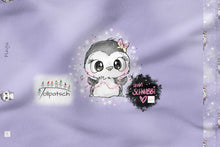 Laden Sie das Bild in den Galerie-Viewer, French Terry Panel Pinguin Winterzauber Flieder 02-365-G – Stoffansicht, ca. 60–65 × 175 cm
