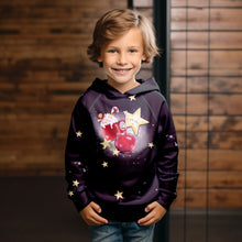 Laden Sie das Bild in den Galerie-Viewer, French Terry Panel Süße Weihnachtszeit – 54459 A – Weihnachtsmotiv mit Stern auf Schwarz. Kleidungs-Mockup: Junge im Hoodie.
