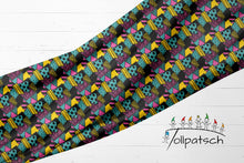 Laden Sie das Bild in den Galerie-Viewer, French Terry Patchwork Pop – Buntes Patchwork mit Streifen, Punkten und grafischen Formen. Drapierte Stoffbahn.
