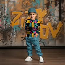 Laden Sie das Bild in den Galerie-Viewer, French Terry Patchwork Pop – Buntes Patchwork mit Streifen, Punkten und grafischen Formen. Kleidungs-Mockup: Junge mit Kappe im Oberteil.
