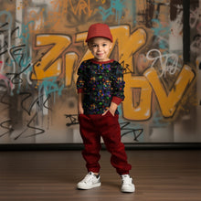 Laden Sie das Bild in den Galerie-Viewer, French Terry Pixelparty Neon – Bunte Pixel-Spielfiguren auf Schwarz. Kleidungs-Mockup: Junge mit Kappe im Oberteil.
