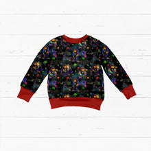 Laden Sie das Bild in den Galerie-Viewer, French Terry Pixelparty Neon – Bunte Pixel-Spielfiguren auf Schwarz. Kleidungs-Mockup: Flach ausgelegter Pullover.
