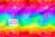 Laden Sie das Bild in den Galerie-Viewer, French Terry Rainbow Clouds (FT-48946) – leuchtende Regenbogen-Farbverläufe mit wolkigen Strukturen in der Musteransicht.

