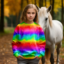 Laden Sie das Bild in den Galerie-Viewer, French Terry Rainbow Clouds (FT-48946) – Pullover-Mockup vor einem weißen Pferd.
