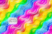 Laden Sie das Bild in den Galerie-Viewer, French Terry Rainbow Waves (FT-54597) – geschwungene Regenbogenwellen mit feinen Sternen und gedruckter Glitzeroptik in der Musteransicht.
