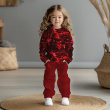 Laden Sie das Bild in den Galerie-Viewer, French Terry Red Crack – 52503 G – Leuchtend rote Risse auf Schwarz. Kleidungs-Mockup: Kleines Mädchen im Oberteil.
