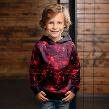 Laden Sie das Bild in den Galerie-Viewer, French Terry Red Crack – 52503 G – Leuchtend rote Risse auf Schwarz. Kleidungs-Mockup: Junge im Hoodie.
