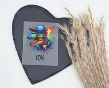 Laden Sie das Bild in den Galerie-Viewer, Größenlabel Bügelbild Dinosaurier mit Cap und Kopfhörern in Größe 104 zum Aufbügeln für selbstgenähte Kinderkleidung.
