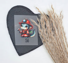 Laden Sie das Bild in den Galerie-Viewer, Alt-Text: Größenlabel Bügelbild Feuerwehrdrache mit Strahlrohr in Größe 56 für selbstgenähte Babykleidung
