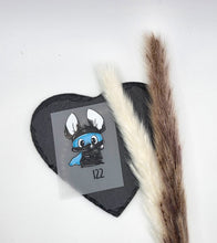 Laden Sie das Bild in den Galerie-Viewer, Größenlabel Bügelbild Fledermaus von Schnubbirella mit Beispielgröße 122 – eine dunkle Fledermaus mit blauen Details, auf Trägerfolie vor schwarzem Dekoherz.
