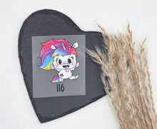Laden Sie das Bild in den Galerie-Viewer, Größenlabel Bügelbild Freches Regenbogen Einhorn von Schnubbirella für selbstgenähte Kinderkleidung in Größe 116
