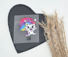 Laden Sie das Bild in den Galerie-Viewer, Größenlabel Bügelbild Freches Regenbogen Einhorn von Schnubbirella für selbstgenähte Kinderkleidung in Größe 128
