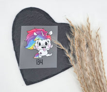 Laden Sie das Bild in den Galerie-Viewer, Größenlabel Bügelbild Freches Regenbogen Einhorn von Schnubbirella für selbstgenähte Kinderkleidung in Größe 134
