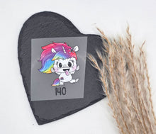 Laden Sie das Bild in den Galerie-Viewer, Größenlabel Bügelbild Freches Regenbogen Einhorn von Schnubbirella für selbstgenähte Kinderkleidung in Größe 140
