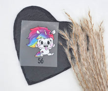 Laden Sie das Bild in den Galerie-Viewer, Größenlabel Bügelbild Freches Regenbogen Einhorn von Schnubbirella für selbstgenähte Kinderkleidung in Größe 56 
