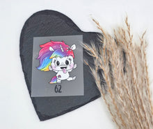 Laden Sie das Bild in den Galerie-Viewer, Größenlabel Bügelbild Freches Regenbogen Einhorn von Schnubbirella für selbstgenähte Kinderkleidung in Größe 62
