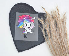 Laden Sie das Bild in den Galerie-Viewer, Größenlabel Bügelbild Freches Regenbogen Einhorn von Schnubbirella für selbstgenähte Kinderkleidung in Größe 80
