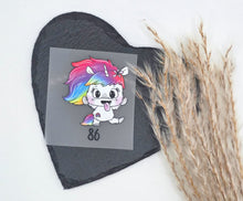 Laden Sie das Bild in den Galerie-Viewer, Größenlabel Bügelbild Freches Regenbogen Einhorn von Schnubbirella für selbstgenähte Kinderkleidung in Größe 86
