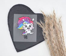 Laden Sie das Bild in den Galerie-Viewer, Größenlabel Bügelbild Freches Regenbogen Einhorn von Schnubbirella für selbstgenähte Kinderkleidung in Größe 98
