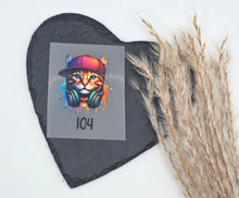 Laden Sie das Bild in den Galerie-Viewer, Größenlabel Bügelbild Katze mit Cap und Kopfhörern in Größe 104 zum Aufbügeln auf Kinderkleidung.
