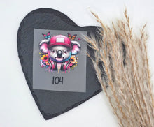 Laden Sie das Bild in den Galerie-Viewer, Größenlabel Bügelbild Koala mit Cap, Blumen und Kopfhörern in Größe 104 für Handmade Kleidung.
