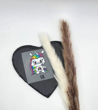 Laden Sie das Bild in den Galerie-Viewer, Größenlabel Bügelbild Leider Einhorn von Schnubbirella mit Beispielgröße 98 – ein weißes Einhorn mit farbiger Mähne, auf Trägerfolie vor schwarzem Dekoherz.
