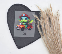 Laden Sie das Bild in den Galerie-Viewer, Größenlabel Bügelbild Löschfahrzeug-Drache in Größe 56 für selbstgenähte Babykleidung
