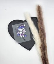 Laden Sie das Bild in den Galerie-Viewer, Größenlabel Bügelbild Party Einhorn von Schnubbirella mit Beispielgröße 116 – ein verspieltes Einhorn mit violetten Akzenten, auf Trägerfolie vor schwarzem Dekoherz.

