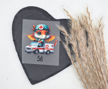 Laden Sie das Bild in den Galerie-Viewer, Größenlabel Bügelbild Rettungsdrache mit Krankenwagen in Größe 56 für selbstgenähte Babykleidung

