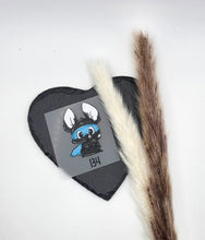 Laden Sie das Bild in den Galerie-Viewer, Größenlabel Bügelbild Superfledi von Schnubbirella mit Beispielgröße 134 – eine dunkle Fledermaus mit blauen Akzenten, auf Trägerfolie vor schwarzem Dekoherz.
