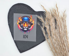 Laden Sie das Bild in den Galerie-Viewer, Größenlabel Bügelbild Tiger mit Cap und Kopfhörern in Größe 104 zum Kennzeichnen selbstgenähter Kleidung.
