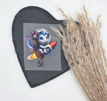 Laden Sie das Bild in den Galerie-Viewer, Größenlabel Bügelbild Weltraumdrache mit Rakete in Größe 56 für selbstgenähte Babykleidung
