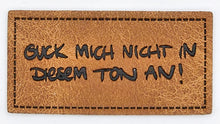 Laden Sie das Bild in den Galerie-Viewer, Detailaufnahme des geprägten Kunstlederlabels „Guck mich nicht in diesem Ton an!“ für DIY- und Nähprojekte.
