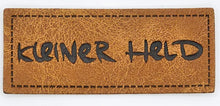 Laden Sie das Bild in den Galerie-Viewer, Premium Kunstleder Label #Kleiner Held zum Einnähen auf Hoodies, Taschen, Beanies und selbstgenähte Kinderkleidung.
